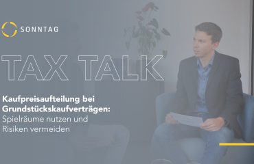 SONNTAG_TaxTalk_Kaufpreisaufteilung_bei_Grundstückskaufverträgen Banner image for TAX TALK: two men in a discussion with the Sonntag logo on the left and a German article headline about real estate purchase contracts behind them.